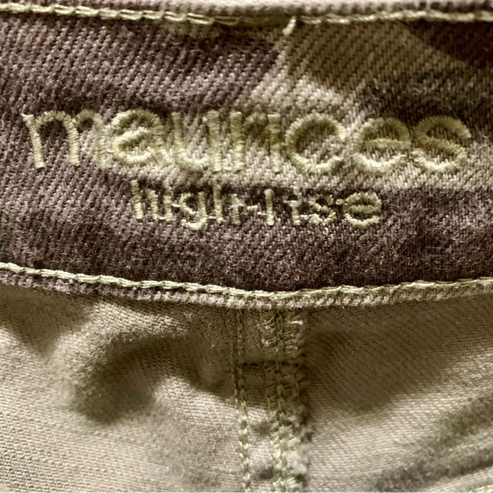 Maurices Vintage High Rise Camo 3.5 inch frayed hem shorts size 16 EUC - Picture 6 of 7